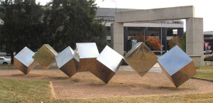 "Tumbling Cubes" di Bert Flugelman
